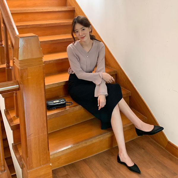 <font color="bb4b57"><b>Limited quantity SALE</b></font><br> Liner pearl ruffle blouse