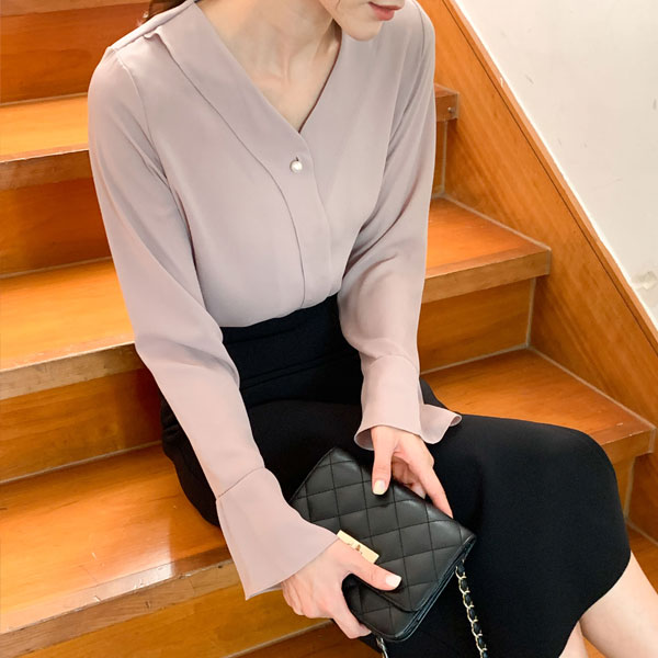 <font color="bb4b57"><b>Limited quantity SALE</b></font><br> Liner pearl ruffle blouse