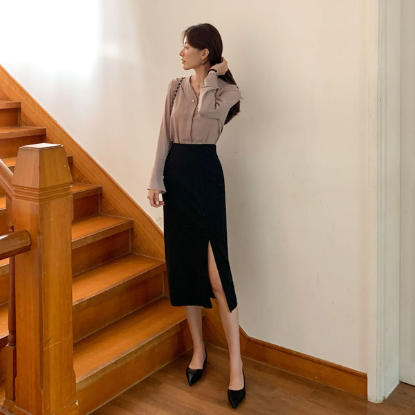 <font color="bb4b57"><b>Limited quantity SALE</b></font><br> Liner pearl ruffle blouse