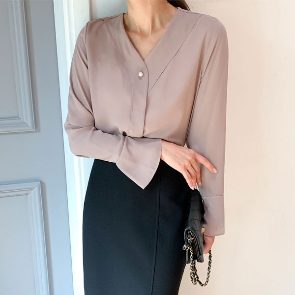 <font color="bb4b57"><b>Limited quantity SALE</b></font><br> Liner pearl ruffle blouse