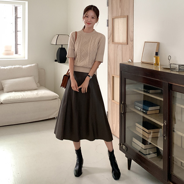 <font color="bb4b57"><b>Limited quantity SALE</b></font><br> Obbell Leather Flare Skirt