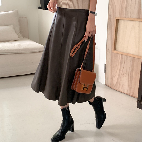 <font color="bb4b57"><b>Limited quantity SALE</b></font><br> Obbell Leather Flare Skirt