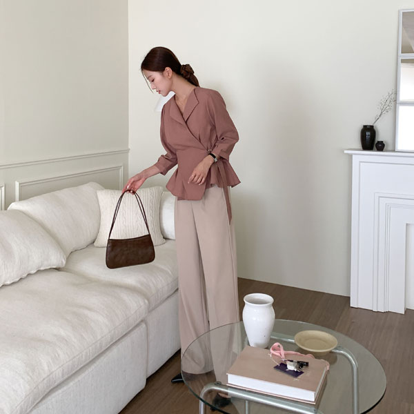 <font color="bb4b57"><b>Limited quantity SALE</b></font><br> Modern collar belted 3/4 blouse