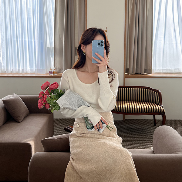 <font color="bb4b57"><b>Limited quantity SALE</b></font><br> Venice U-neck cropped knit