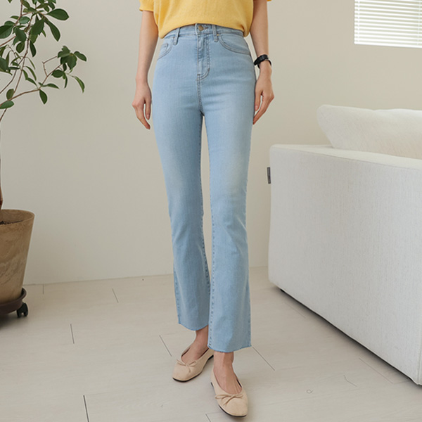 <font color="bb4b57"><b>Limited quantity SALE</b></font><br> Hidden banding Lycra line light blue semi-bootcut denim pants (S-2XL)