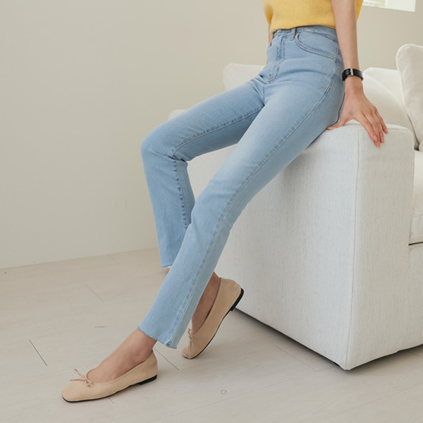 <font color="bb4b57"><b>Limited quantity SALE</b></font><br> Hidden banding Lycra line light blue semi-bootcut denim pants (S-2XL)