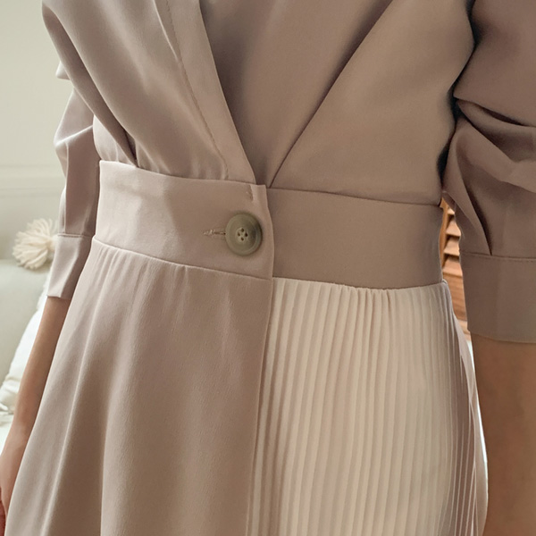 <font color="bb4b57"><b>Limited quantity SALE</b></font><br> Melody color combination pleated one-piece