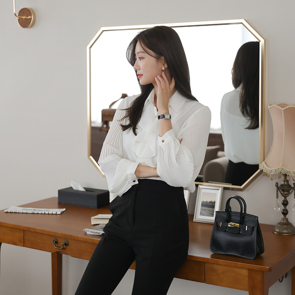 <font color="bb4b57"><b>Limited quantity SALE</b></font><br> Björn Pleats Blouse