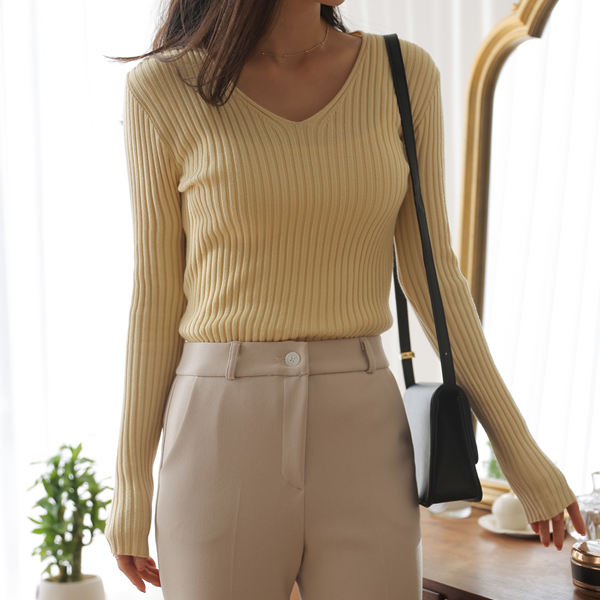 <font color="bb4b57"><b>Limited quantity SALE</b></font><br> Lila V-neck ribbed knit