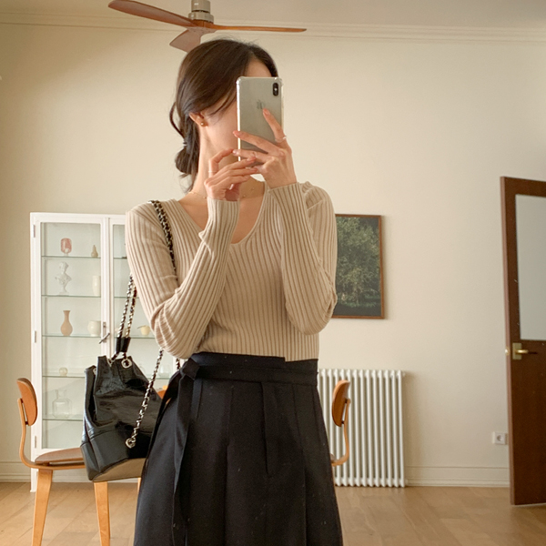 <font color="bb4b57"><b>Limited quantity SALE</b></font><br> Lila V-neck ribbed knit