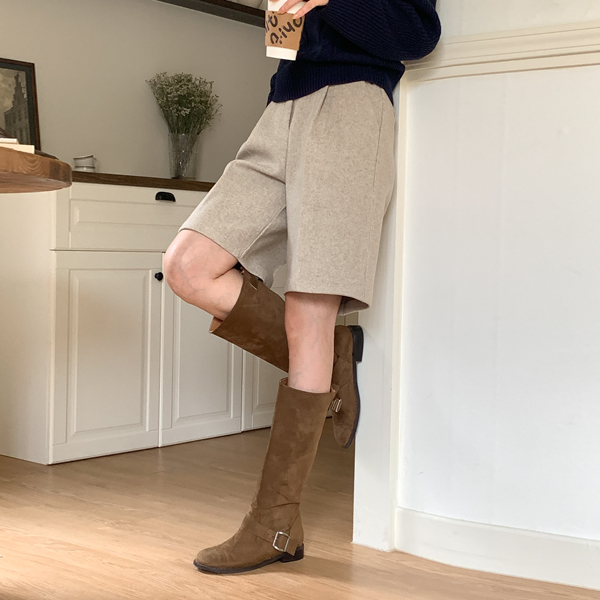 <font color="bb4b57"><b>Limited quantity SALE</b></font><br> Cream Dotum Pintuck Bermuda Pants (SL)