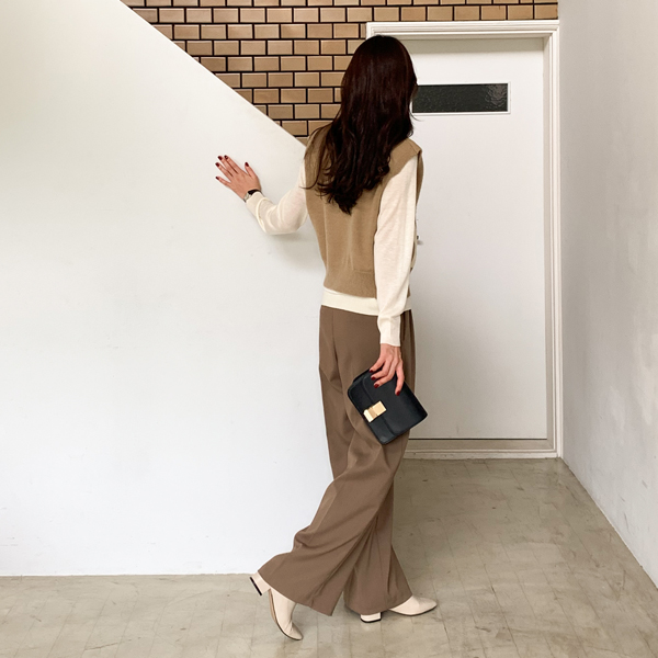 Daol color combination embroidery knit vest