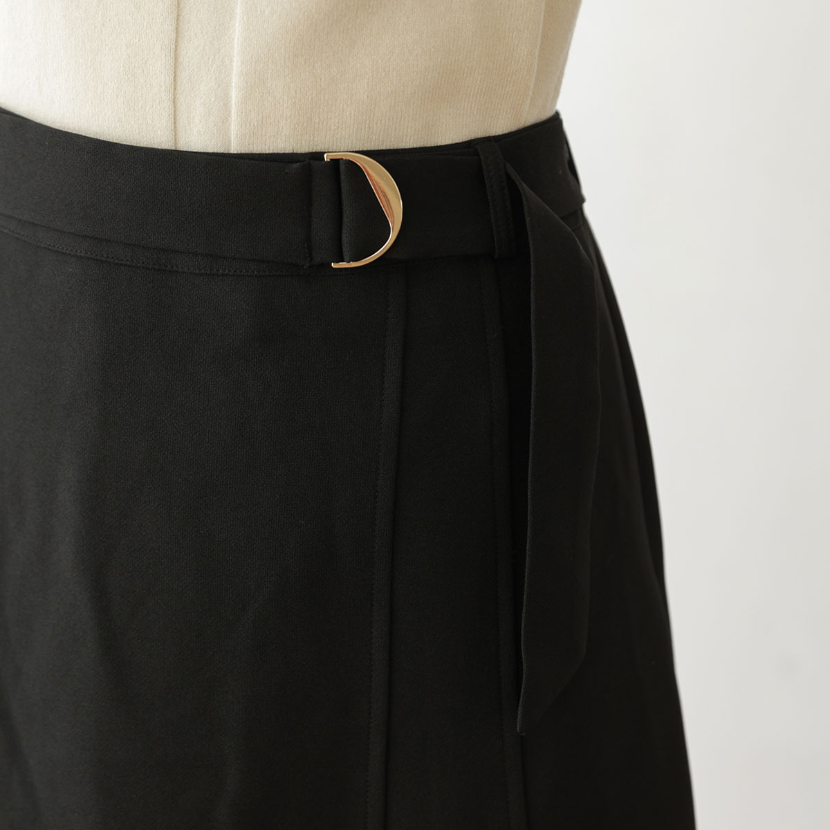Cut-out buckle flare skirt