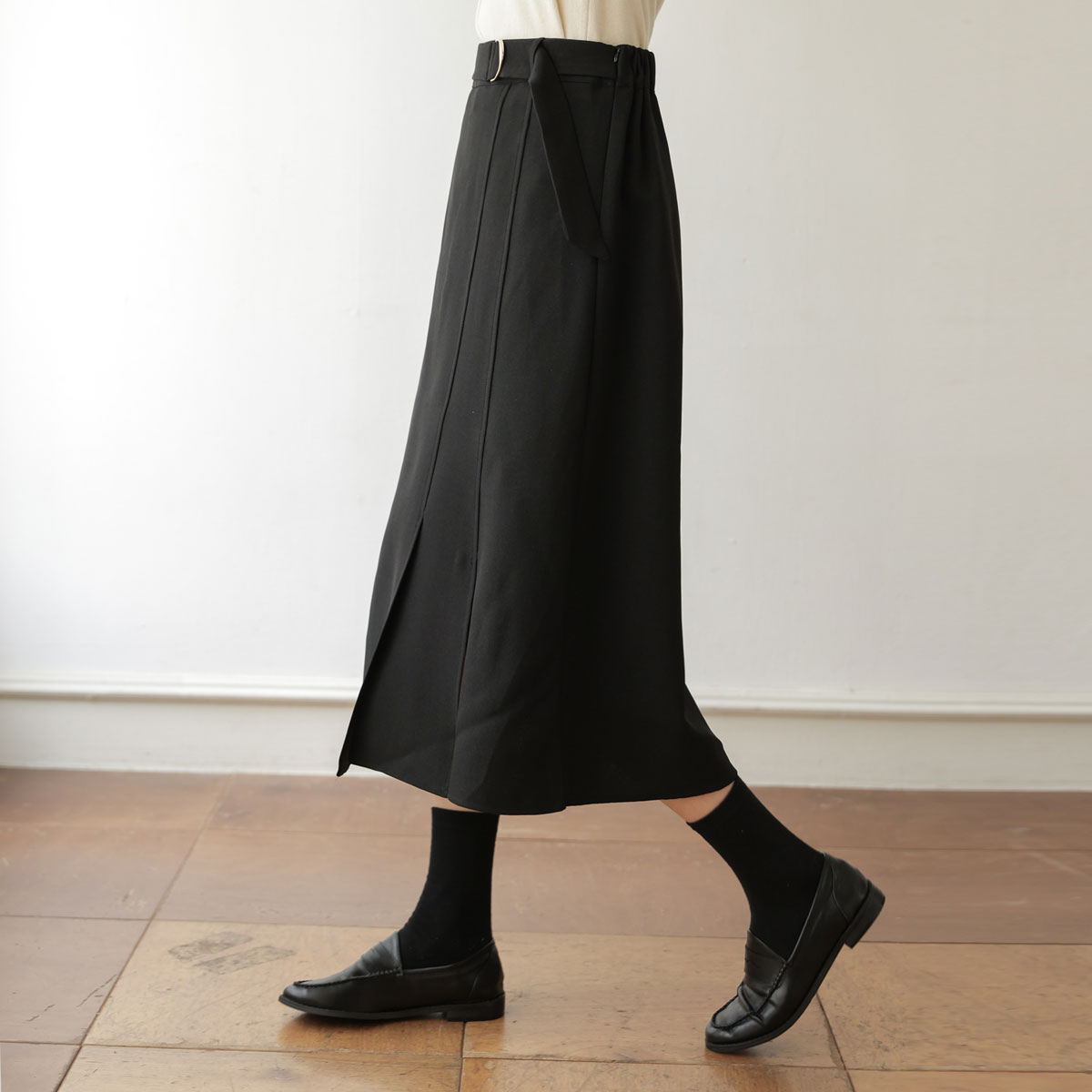 Cut-out buckle flare skirt