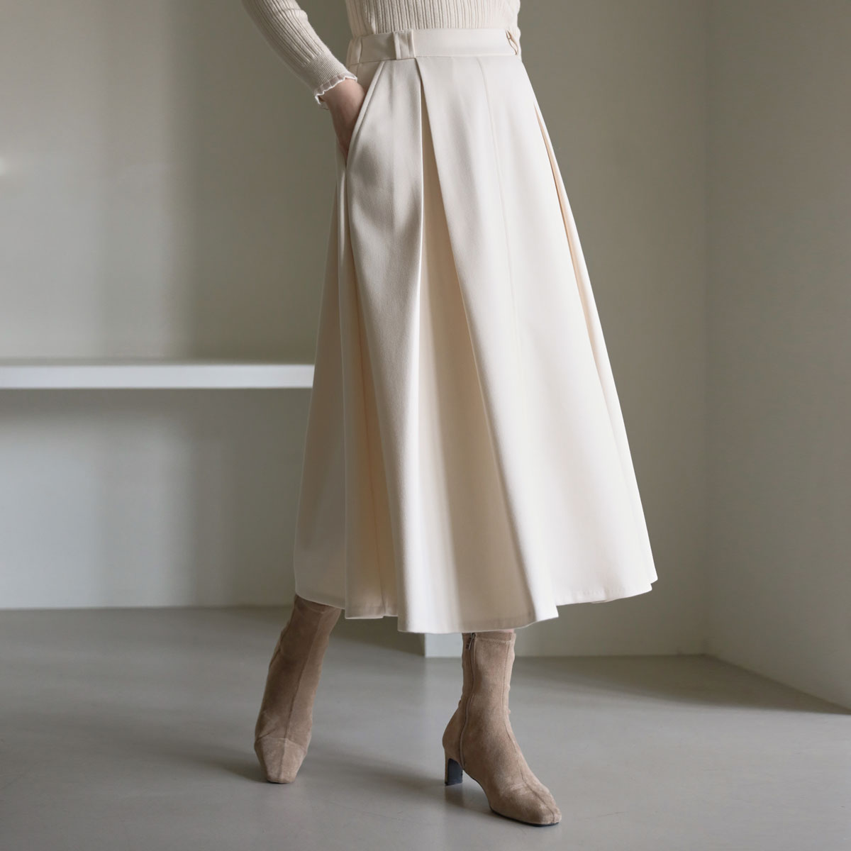 Mine back banding cut flare skirt (15% rayon)