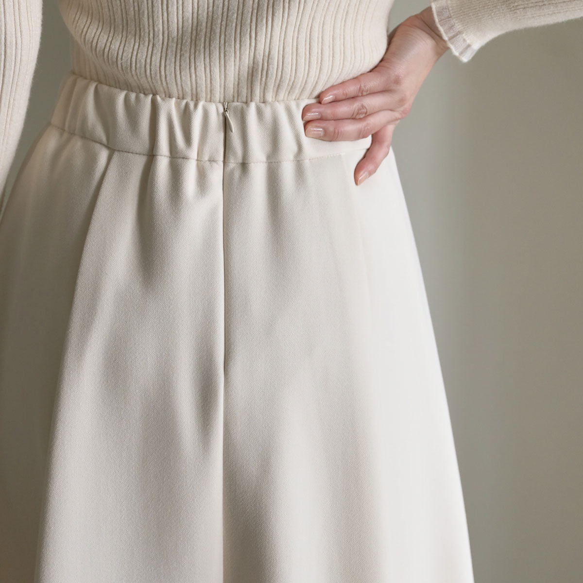 Mine back banding cut flare skirt (15% rayon)