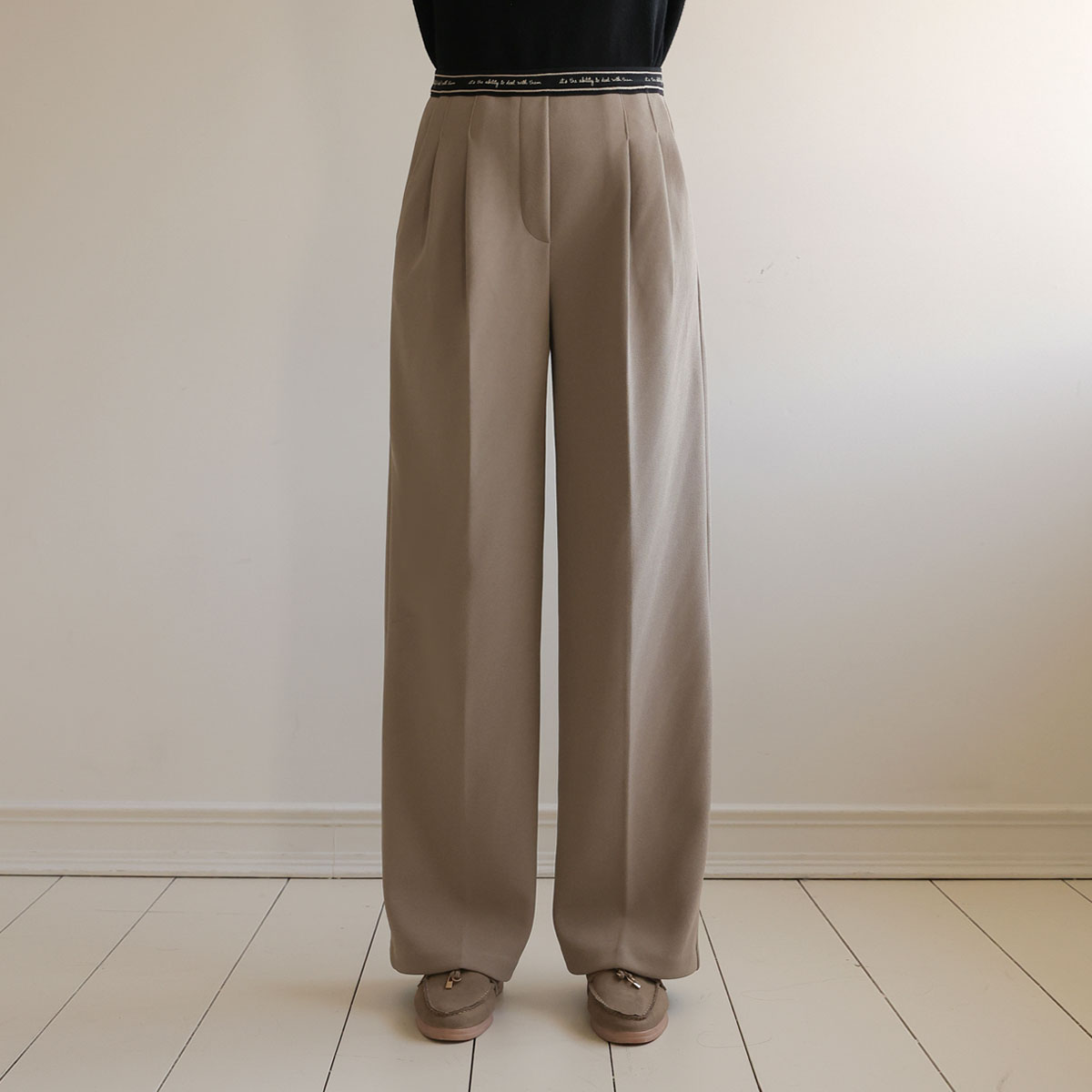 Lettering banding pin tuck wide slacks (napping)