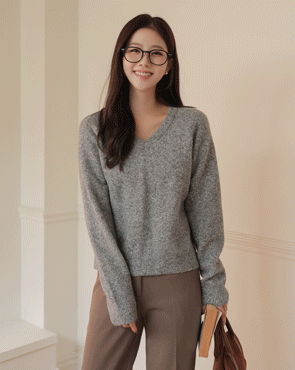 <font color="bb4b57"><b>Limited quantity SALE</b></font><br> Fluffy V-neck Wool Knit