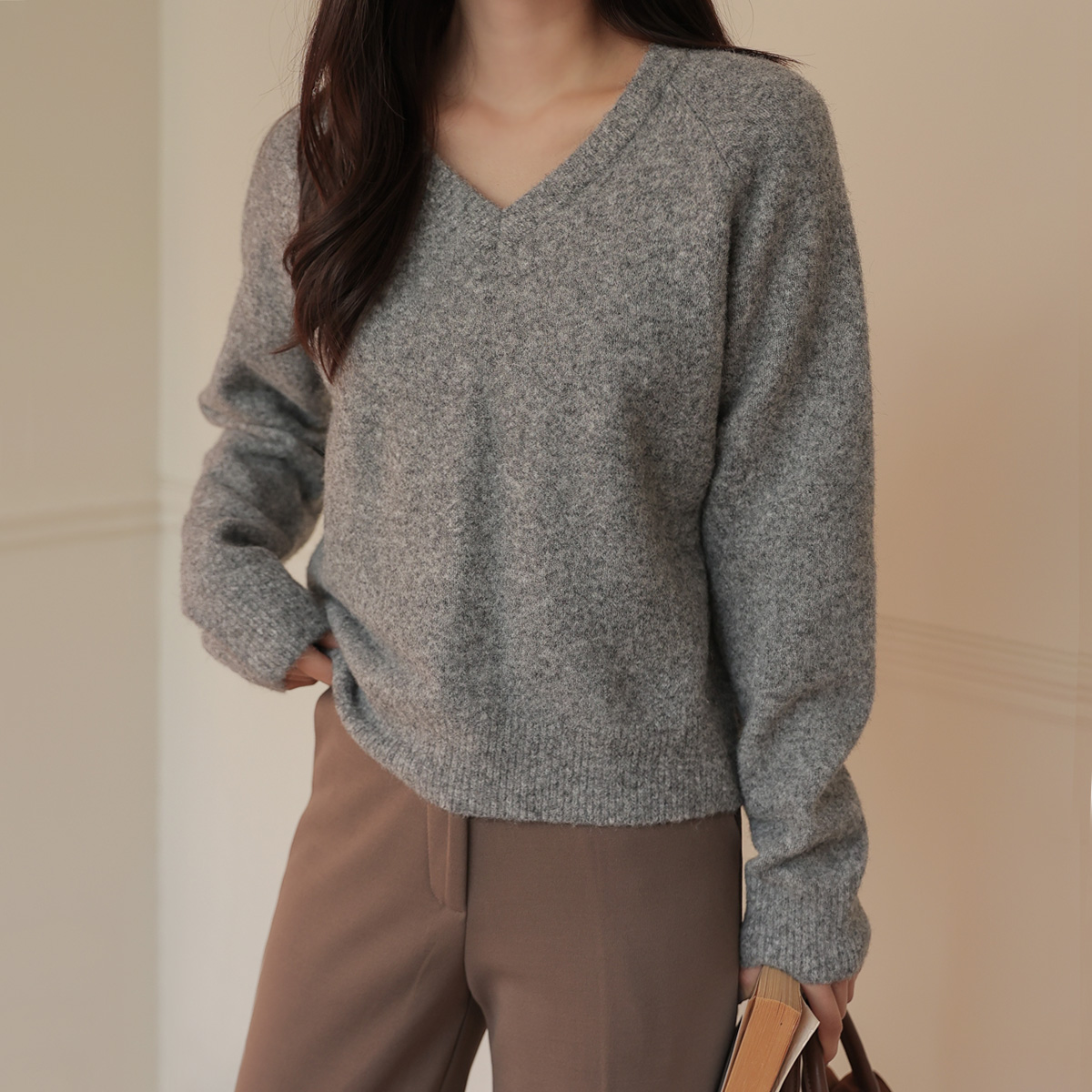 <font color="bb4b57"><b>Limited quantity SALE</b></font><br> Fluffy V-neck Wool Knit
