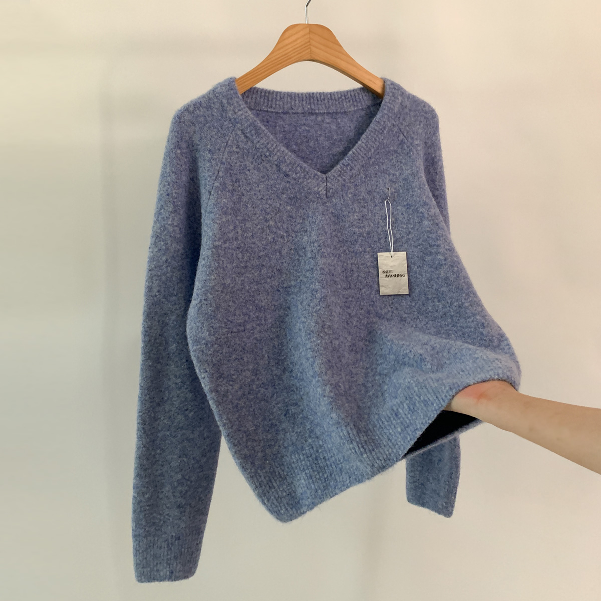 <font color="bb4b57"><b>Limited quantity SALE</b></font><br> Fluffy V-neck Wool Knit