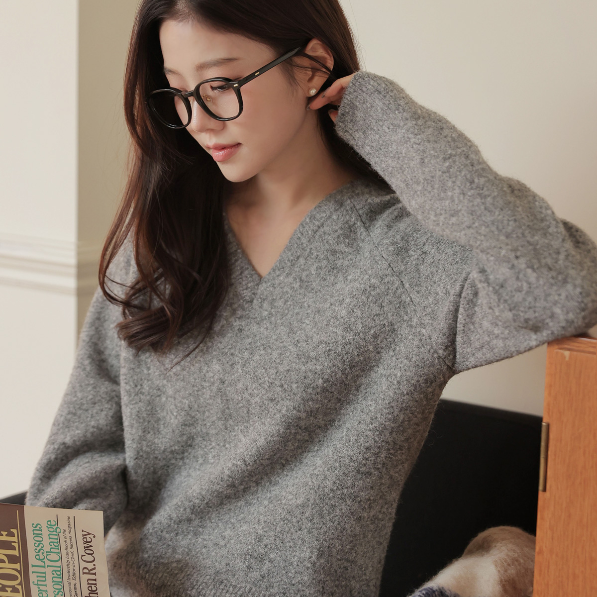 <font color="bb4b57"><b>Limited quantity SALE</b></font><br> Fluffy V-neck Wool Knit
