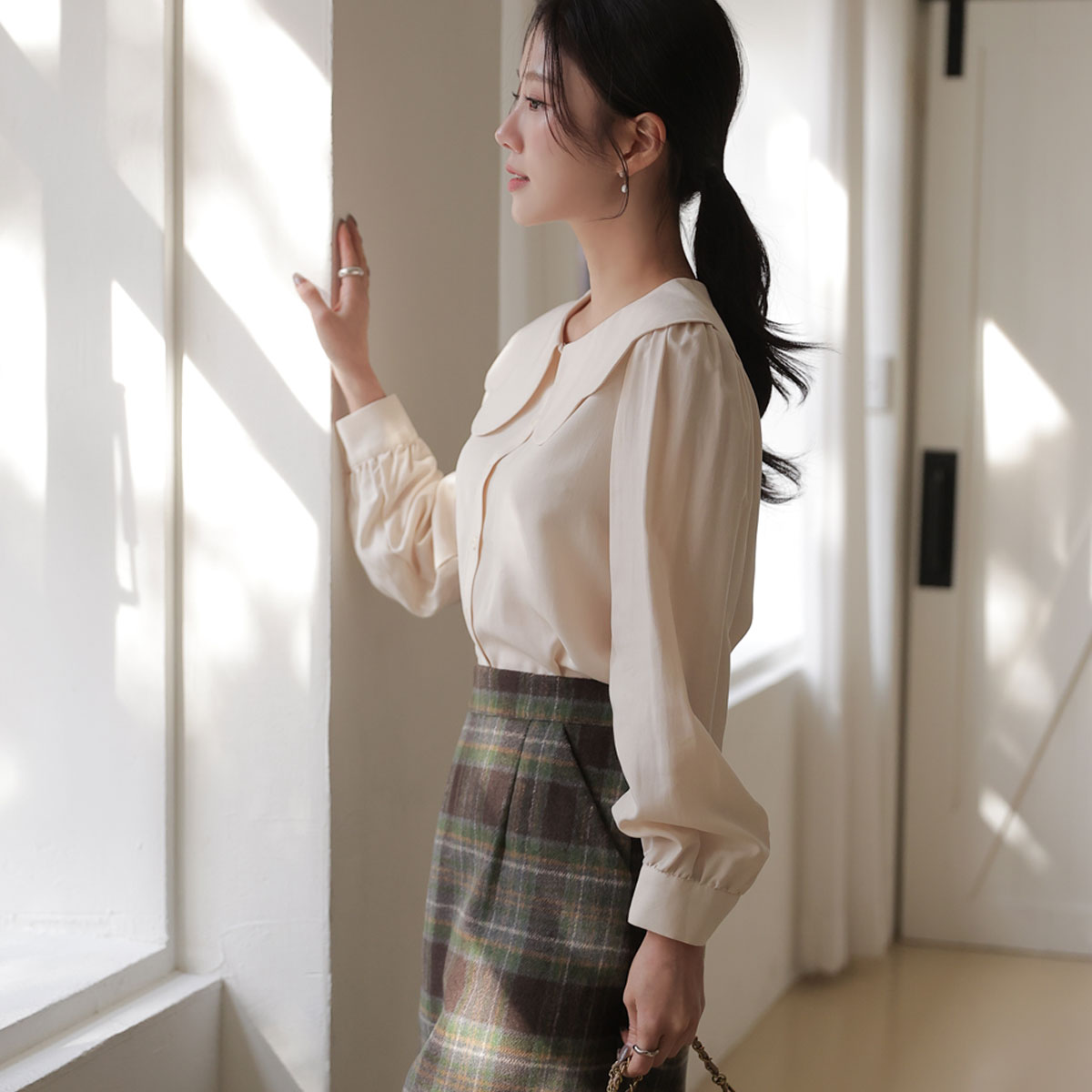 <b>[Limited Quantity SALE]</b> With Tulip Collar Blouse