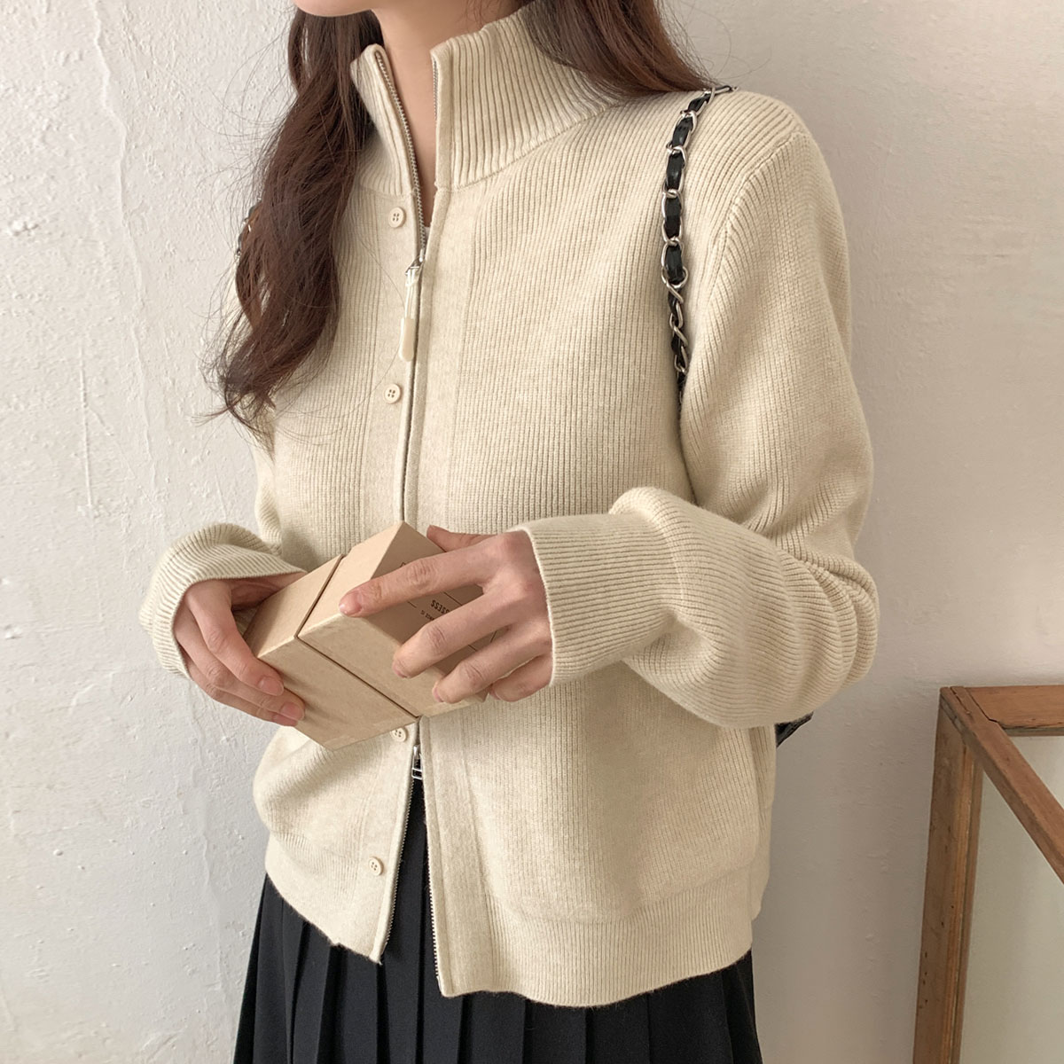 Button half neck two-way Zip knit