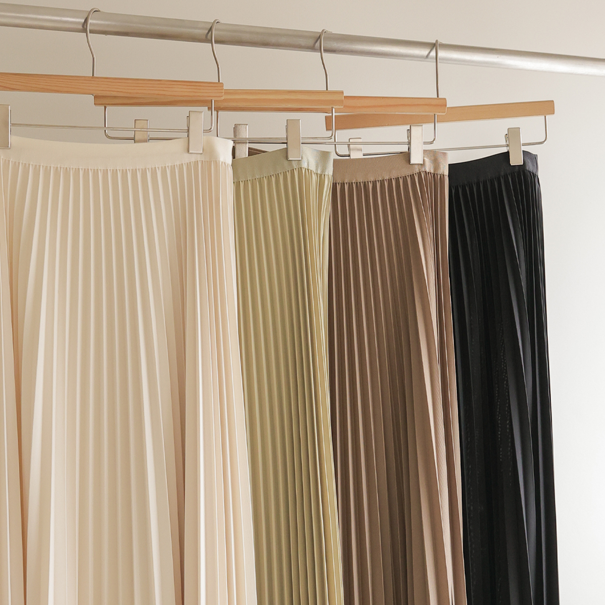 Silky Banding Pleated Skirt