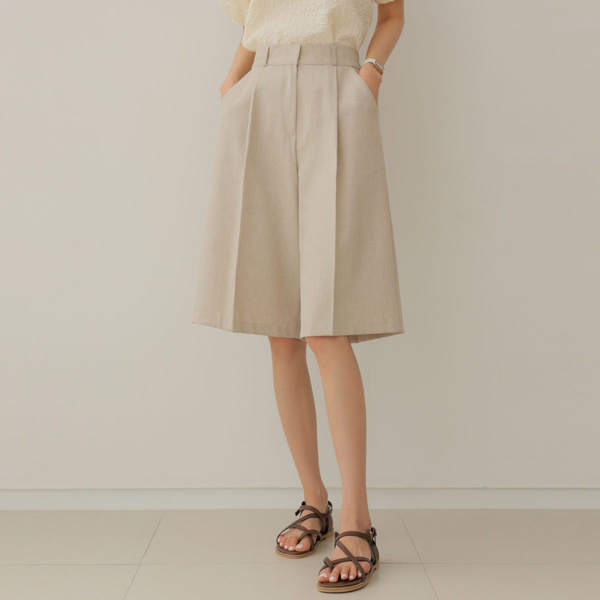 <font color="#810100"><b>[Made]</b></font> Summer Cool Linen Back Banding Bermuda Slacks
