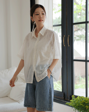 Floral punching collar blouse