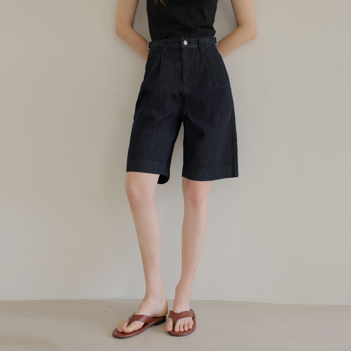 [Emblem] Double V-neck pin tuck raw denim shorts