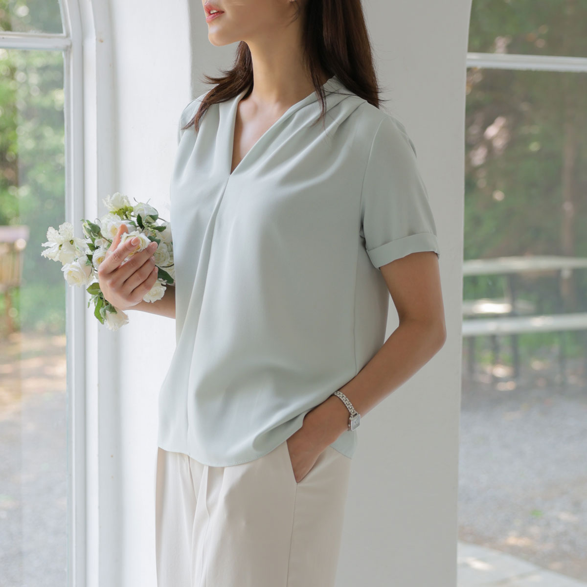 <font color="bb4b57"><b>[Special 2-piece special price]</b></font> Sarang V-neck pin tuck blouse