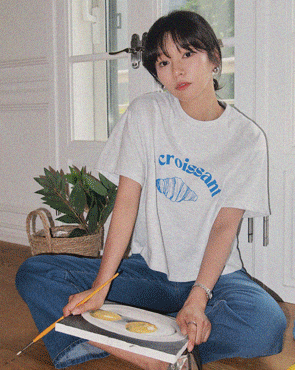 Croissant Cropped Loose Fit Short T-shirts