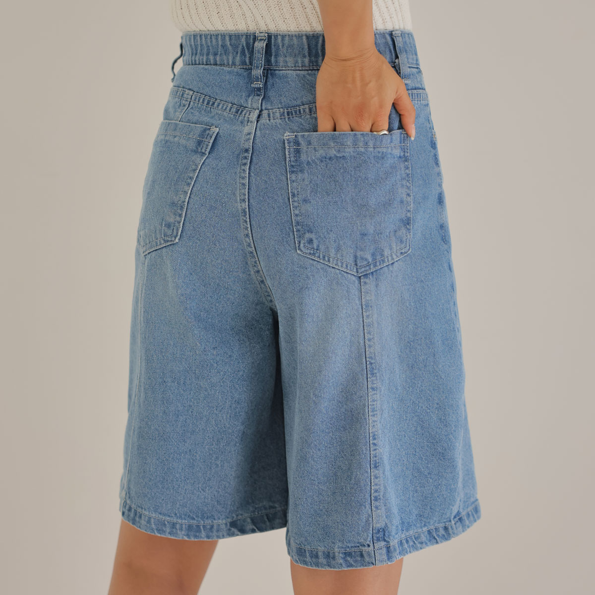 Denim Bermuda Pants with a firm cut
