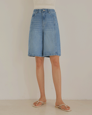 Denim Bermuda Pants with a firm cut