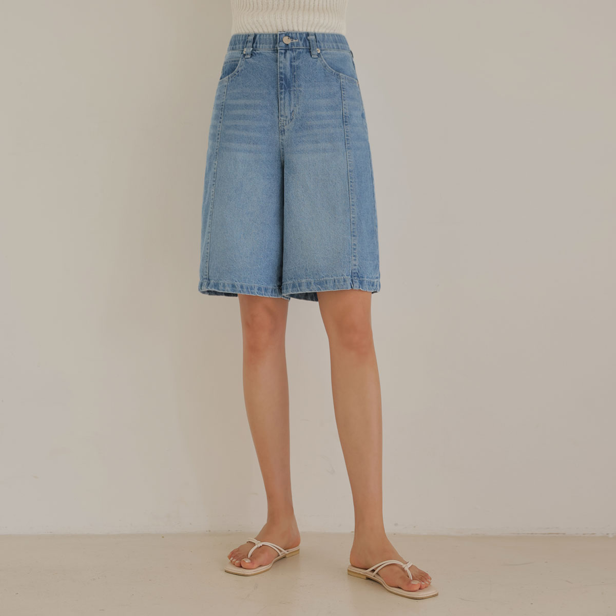 Denim Bermuda Pants with a firm cut
