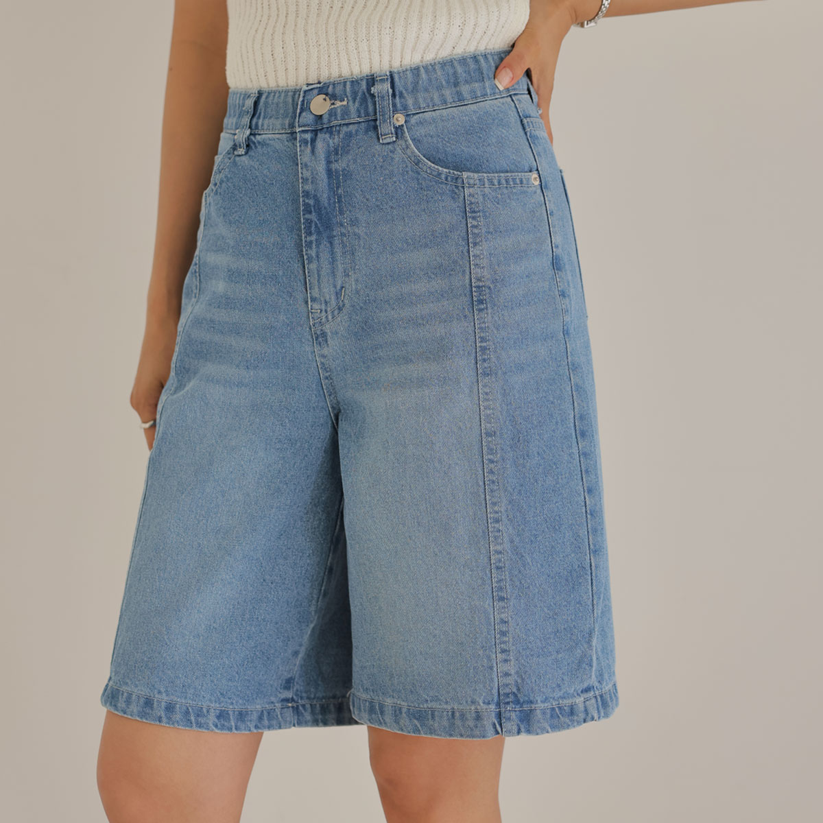 Denim Bermuda Pants with a firm cut
