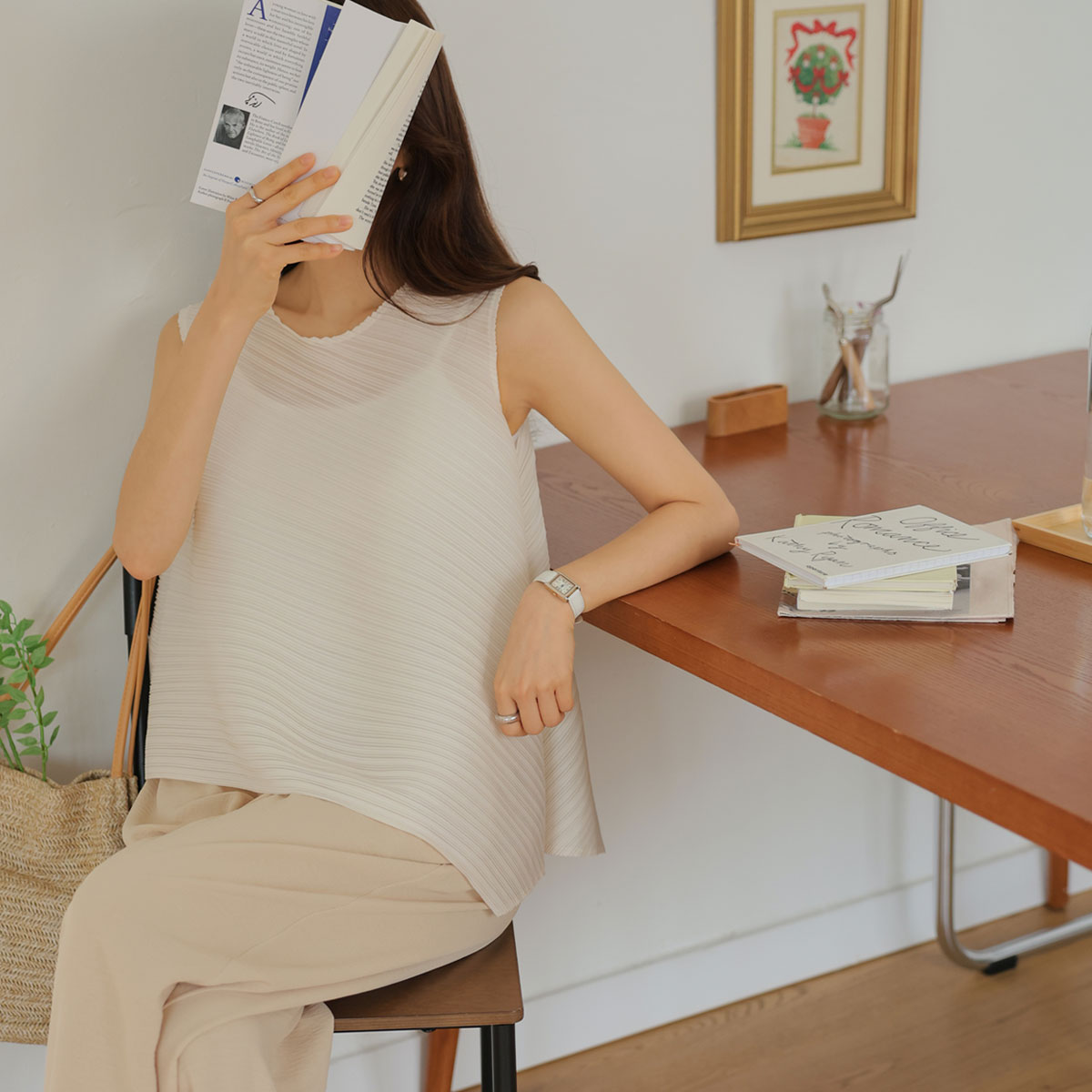 Diagonal sleeveless pleated blouse