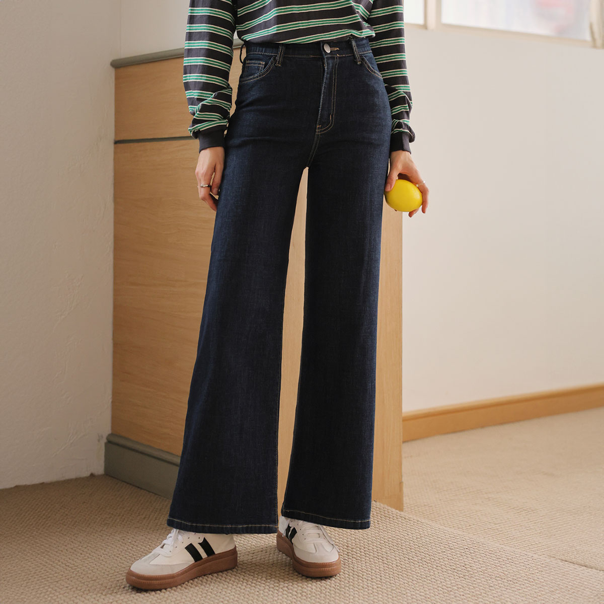Signature firm-fitting wide denim pants