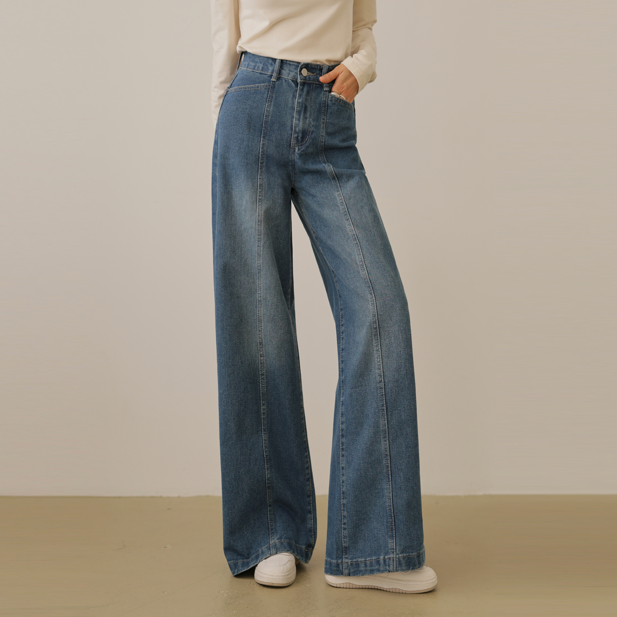 Wide denim pants with a sharp cut