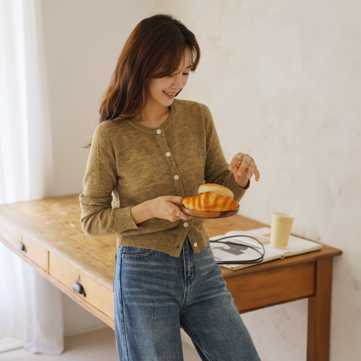 Soft-washed walnut knit long-sleeved cardigan