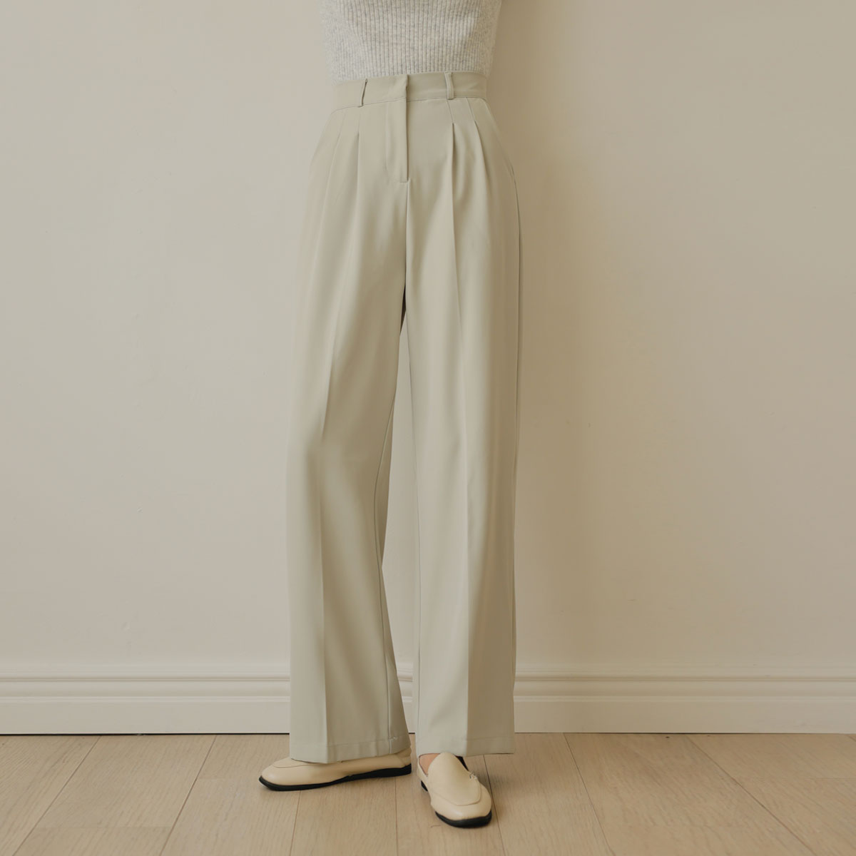 Tone-up fit pin-tuck slacks