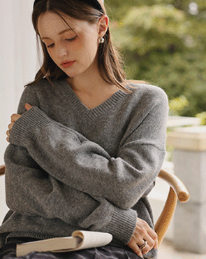 Alpaca fluffy loose fit V-neck knit