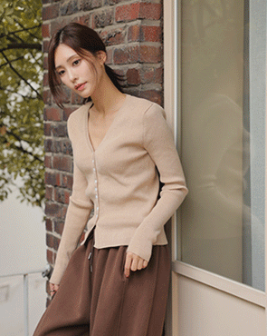 Slim Fit V-neck knit with a button closure