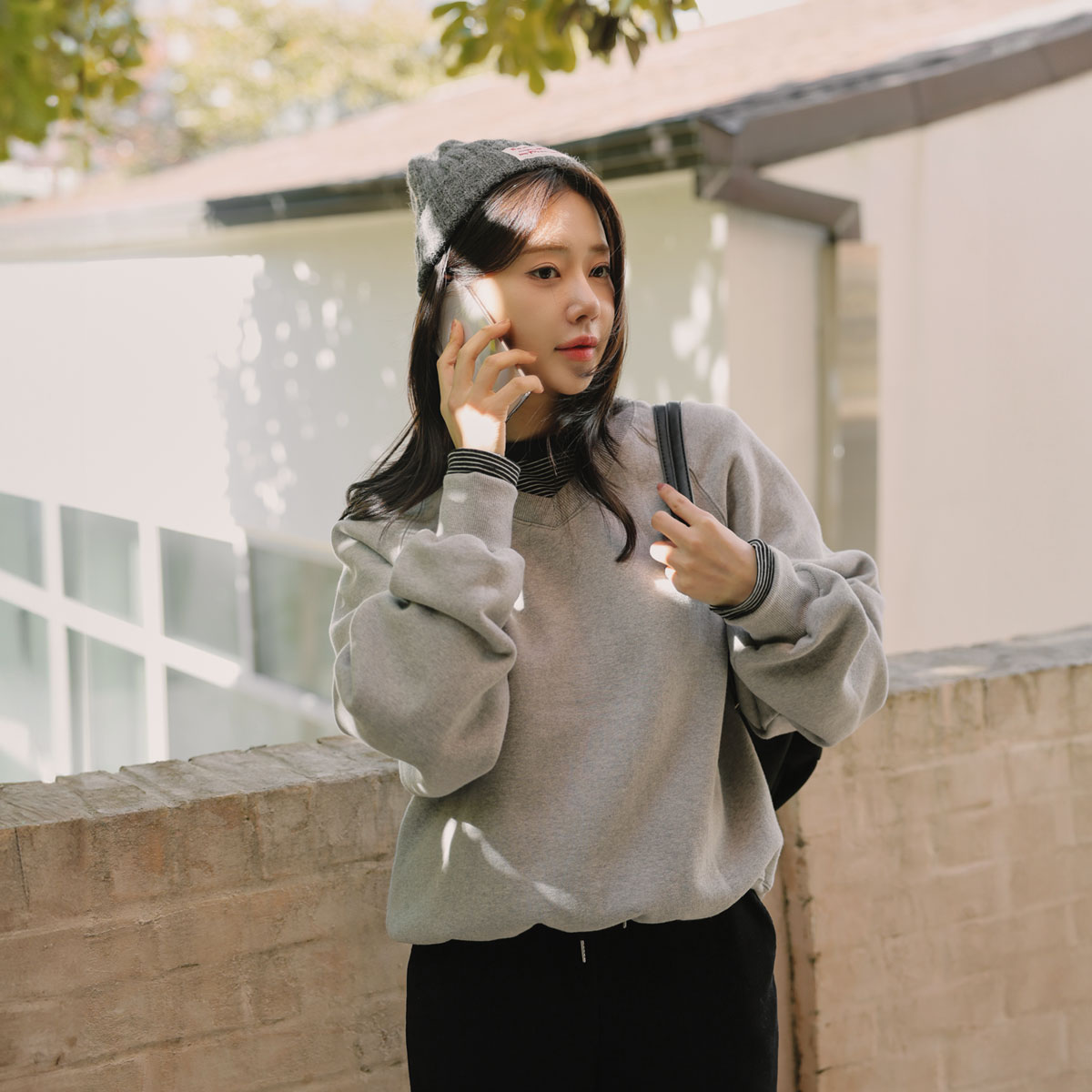 Back label V-neck sheepskin man-to-man tee