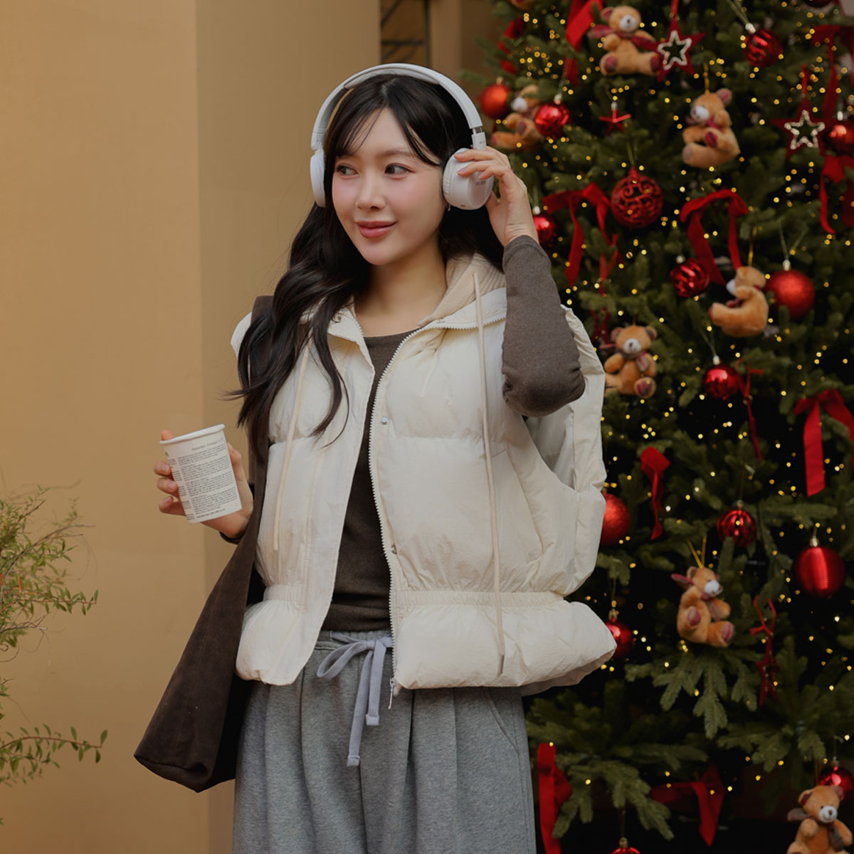 Padded vest with a slim waist and detachable hood