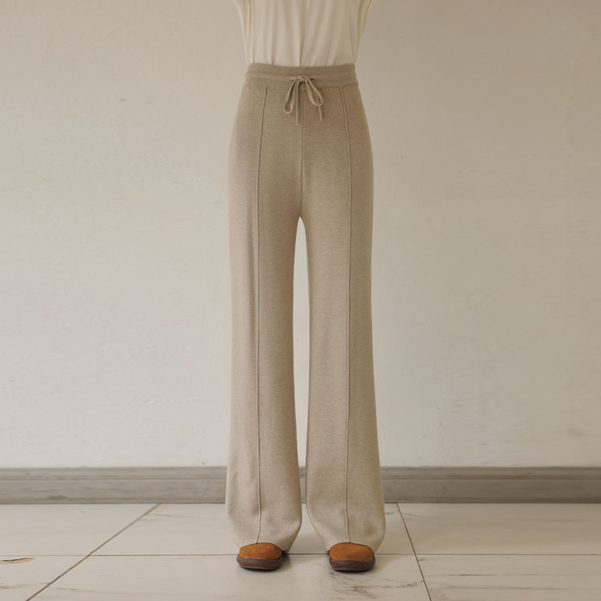 Soft pin tuck raised knit pants