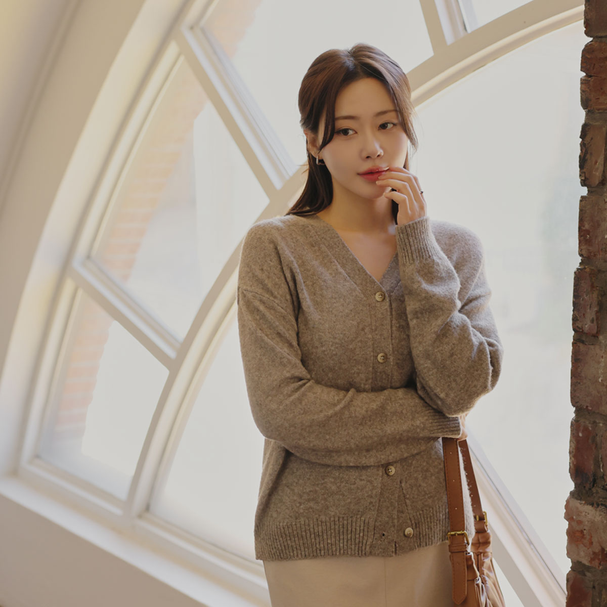 Lambswool modern v-neck button knit