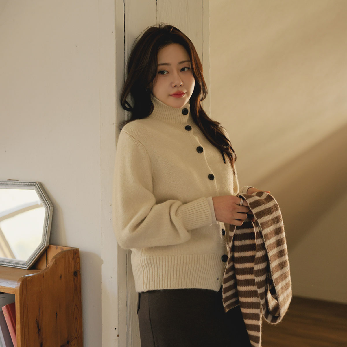 High-neck button collar knit