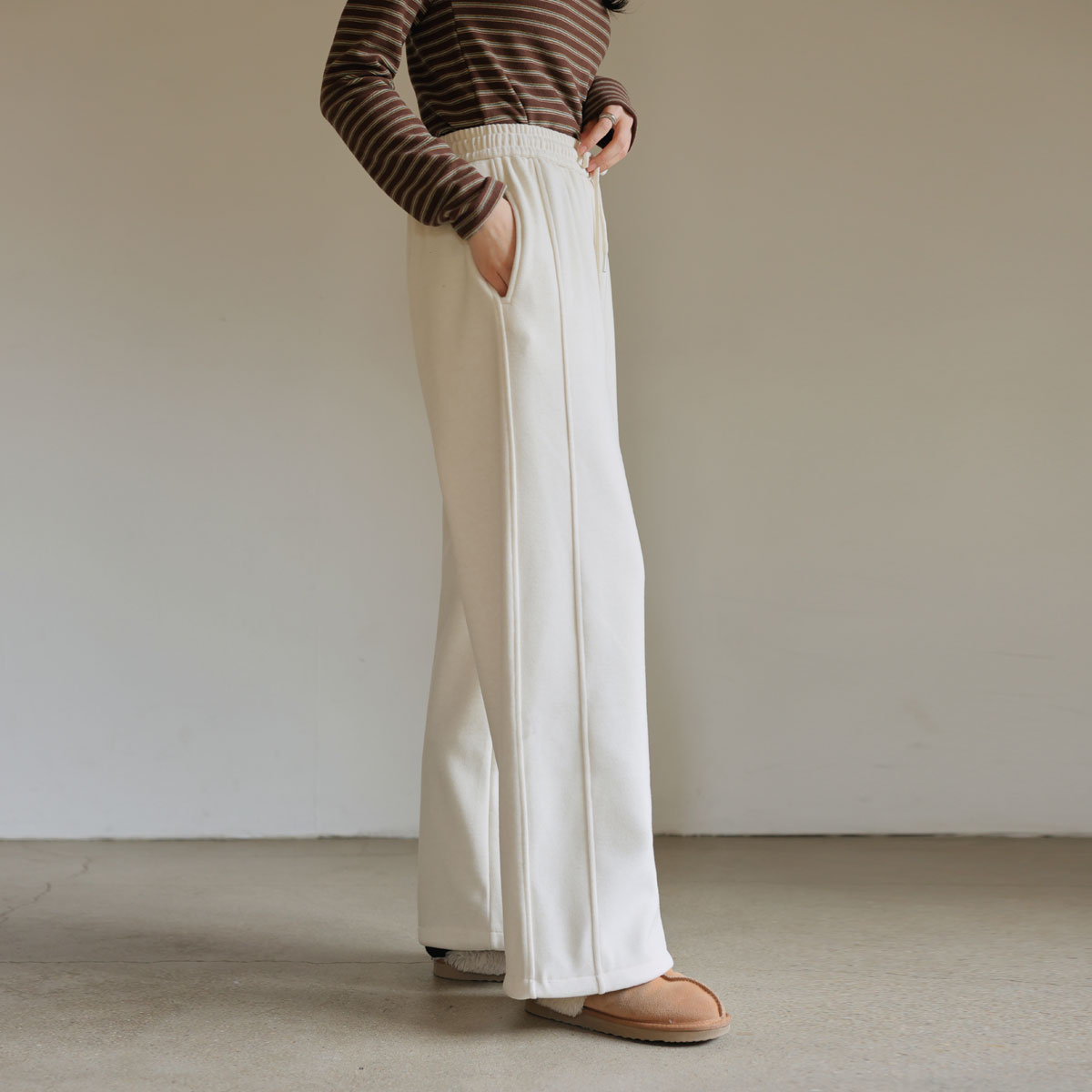 <b>[Limited Quantity SALE]</b> Diagonal Cut Banding Raised Fleece Pants